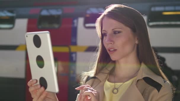 Junge Kaukasierin Benutzt Tablet Bahnhof — Stockvideo