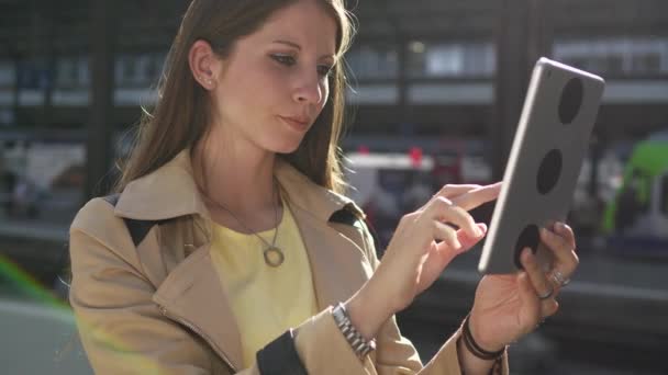 Mujer Joven Caucásica Está Utilizando Tableta Estación Tren — Vídeo de stock