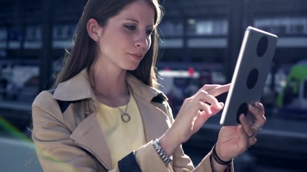 Junge Kaukasierin Benutzt Tablet Bahnhof — Stockvideo