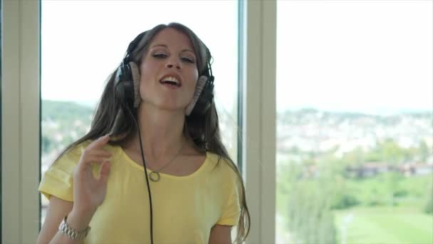Mladá Běloška Poslouchá Hudbu Sluchátkách Tancuje Doma — Stock video