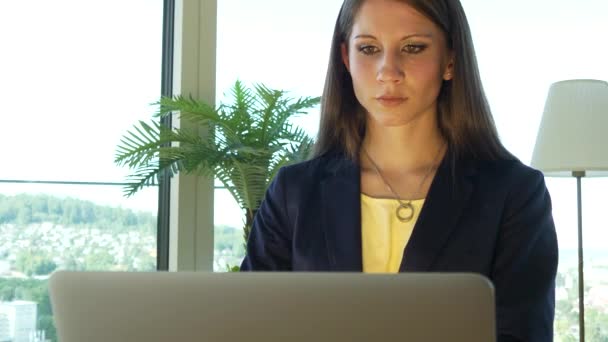 Bonita Jovem Mulher Negócios Caucasiana Está Trabalhando Laptop — Vídeo de Stock
