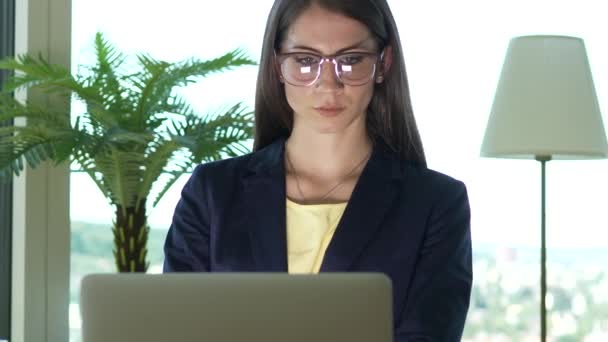 Bonita Jovem Mulher Negócios Caucasiana Está Trabalhando Laptop — Vídeo de Stock