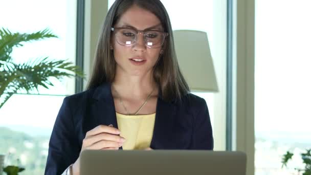 Bonita Jovem Mulher Negócios Caucasiana Tem Chamada Vídeo Computador Portátil — Vídeo de Stock