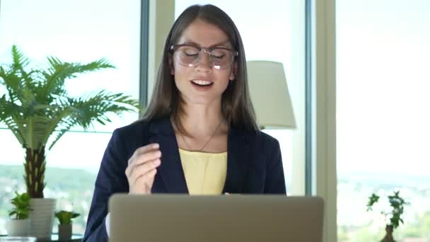 Bonita Jovem Mulher Negócios Caucasiana Tem Chamada Vídeo Computador Portátil — Vídeo de Stock