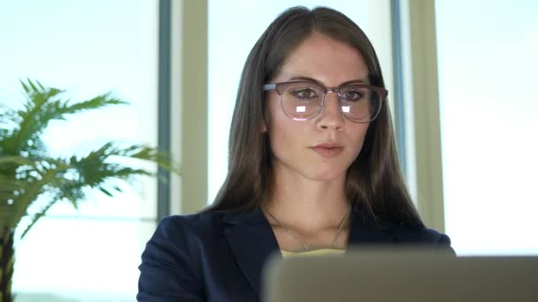 Bonita Jovem Mulher Negócios Caucasiana Está Trabalhando Laptop — Vídeo de Stock