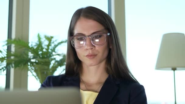 Bonita Jovem Mulher Negócios Caucasiana Está Trabalhando Laptop — Vídeo de Stock