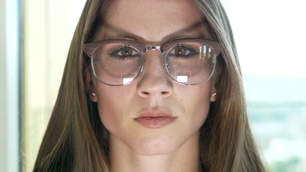 Bonita Jovem Mulher Negócios Caucasiana Óculos — Vídeo de Stock