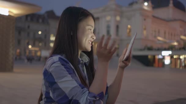 Young Asian Woman Have Video Tablet City Area — 비디오