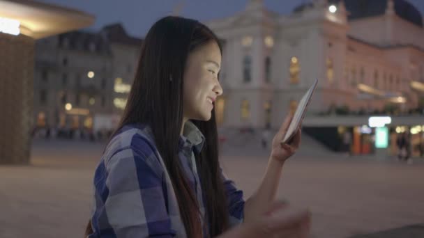 Genç Asyalı Kadının Şehir Merkezindeki Tablette Videosu Var — Stok video