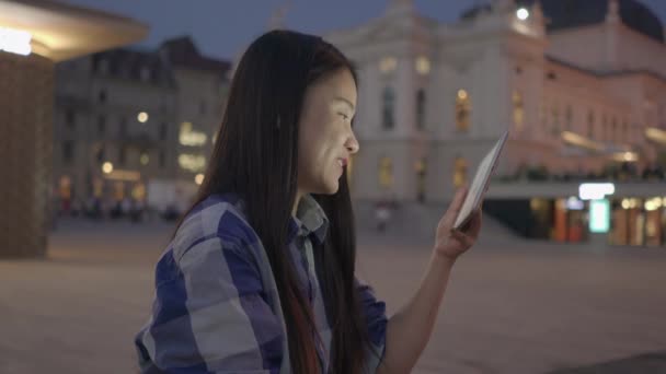 Young Asian Woman Have Video Tablet City Area — 비디오