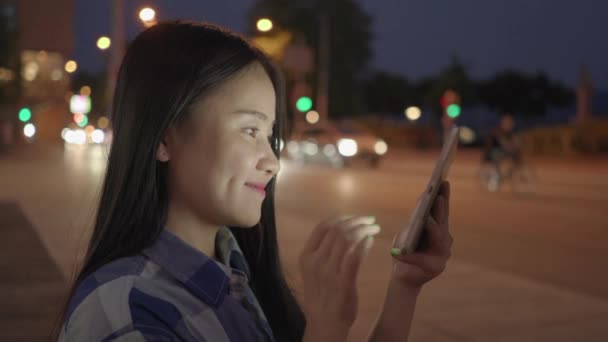 Joven Mujer Asiática Está Utilizando Tableta Noche Cerca Carretera — Vídeo de stock