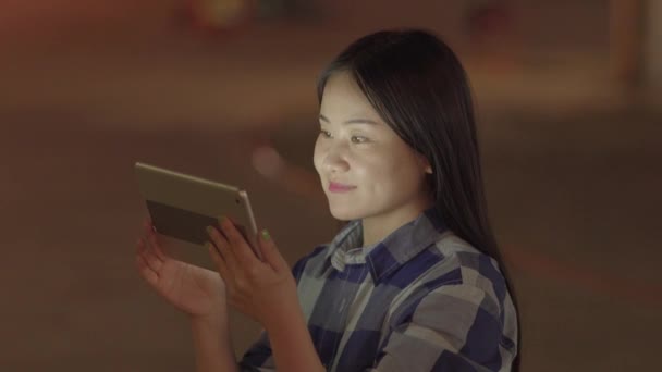Jeune Femme Asiatique Utilise Tablette Nuit — Video