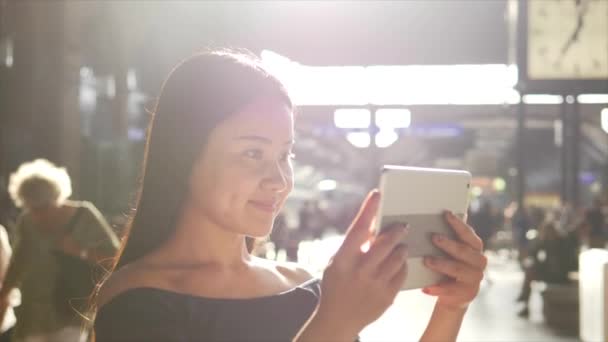 Genç Asyalı Kadın Tren Istasyonunda Tablet Kullanıyor — Stok video