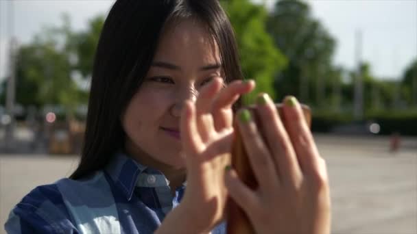 Ung Asiatisk Kvinna Använder Mobiltelefon När Hon Står Stadsområdet — Stockvideo