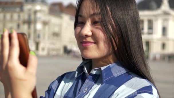 Mladá Asijská Žena Používá Mobilní Telefon Zatímco Stojí Městském Prostoru — Stock video