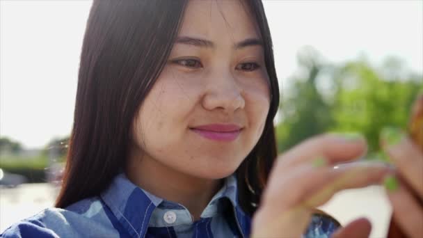 Jong Aziatische Vrouw Met Behulp Van Mobiele Telefoon Terwijl Staan — Stockvideo