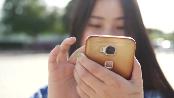 Młoda Azjatka Używa Telefonu Komórkowego Stojąc Terenie Miasta — Wideo stockowe