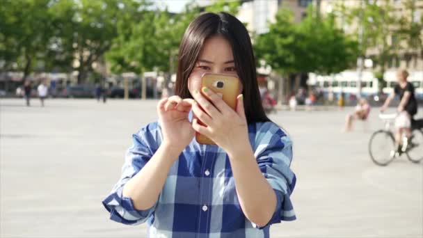 Mladá Asijská Žena Používá Mobilní Telefon Zatímco Stojí Městském Prostoru — Stock video