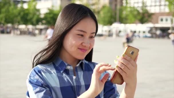 Mladá Asijská Žena Používá Mobilní Telefon Zatímco Stojí Městském Prostoru — Stock video