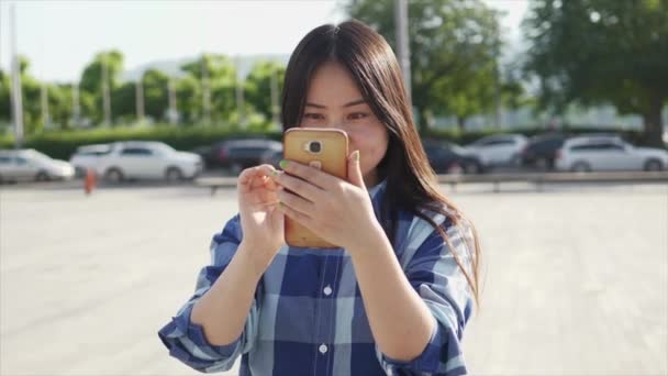 Jeune Femme Asiatique Utilise Téléphone Portable Tout Tenant Debout Sur — Video