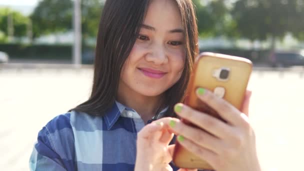 Genç Asyalı Kadın Şehir Merkezinde Dururken Cep Telefonu Kullanıyor — Stok video