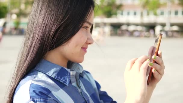 Νεαρή Ασιάτισσα Χρησιμοποιεί Κινητό Τηλέφωνο Ενώ Στέκεται Στην Περιοχή Της — Αρχείο Βίντεο