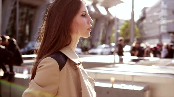美丽的年轻女孩在城市中行走 — 图库视频影像