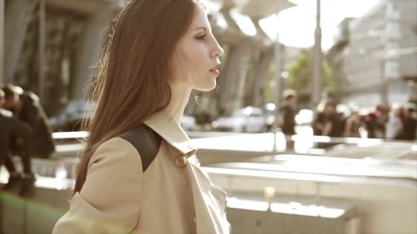 아름다운 소녀는 도시에서 걷고있다 — 비디오