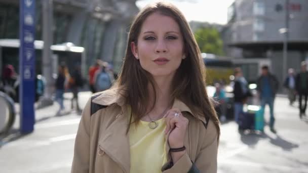 Retrato Una Hermosa Joven Área Ciudad — Vídeos de Stock