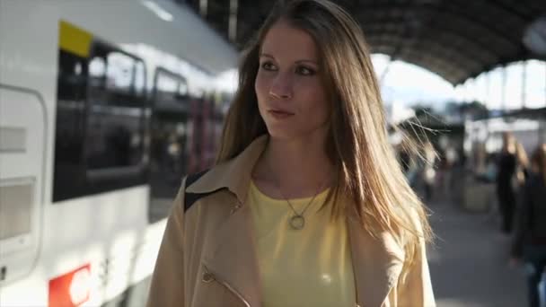鉄道駅の美しい少女の肖像 — ストック動画
