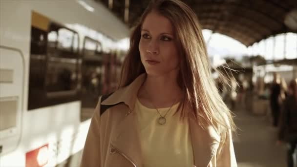 Portrait Belle Jeune Fille Sur Gare — Video