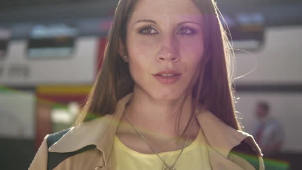 Retrato Bela Jovem Estação Ferroviária — Vídeo de Stock