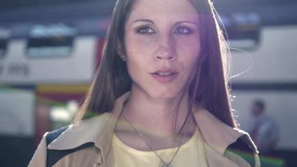Porträt Der Schönen Jungen Mädchen Auf Dem Bahnhof — Stockvideo