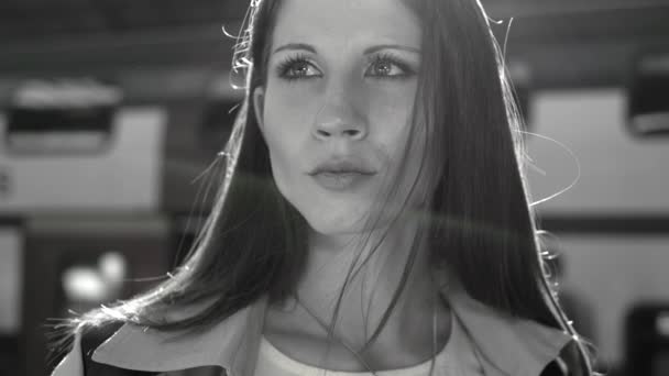 Портрет Красивої Молодої Дівчини Залізничній Станції Чорно Білий Тон — стокове відео