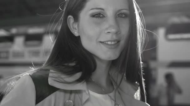 Retrato Una Hermosa Joven Estación Tren Tono Blanco Negro — Vídeos de Stock