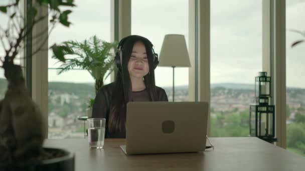 Fiatal Ázsiai Van Videó Hívás Laptop Otthon — Stock videók