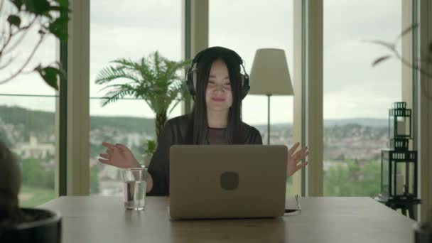 Ung Asiatisk Kvinna Har Videosamtal Laptop Hemma — Stockvideo