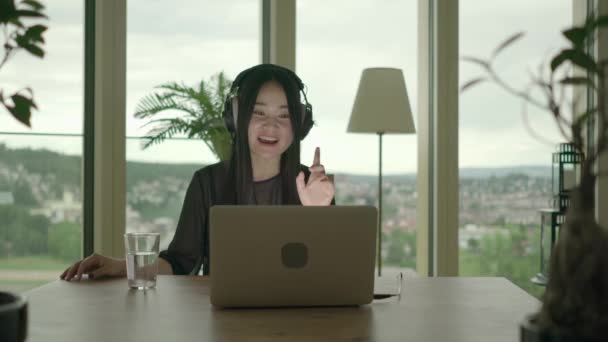 Ung Asiatisk Kvinna Tittar Musik Video Laptop Och Dans Hemma — Stockvideo