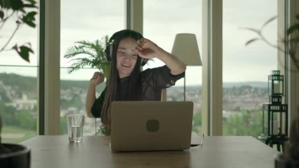 Ung Asiatisk Kvinna Tittar Musik Video Laptop Och Dans Hemma — Stockvideo