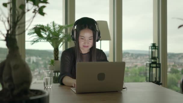 Giovane Donna Asiatica Sta Guardando Qualcosa Digitando Sul Computer Portatile — Video Stock