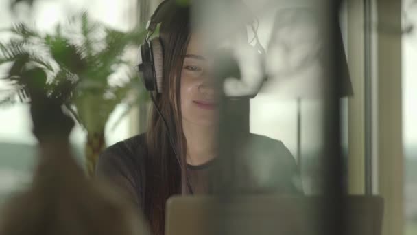 Молода Азіатка Дивиться Музичне Відео Ноутбук Вдома — стокове відео