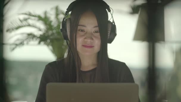 Giovane Donna Asiatica Sta Guardando Video Musicale Sul Computer Portatile — Video Stock