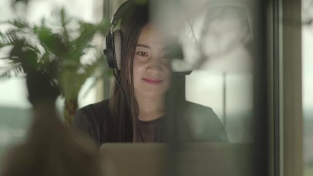 Jeune Femme Asiatique Regarde Vidéo Musique Sur Ordinateur Portable Maison — Video