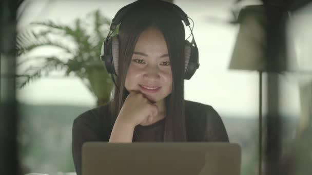 Ung Asiatisk Kvinna Tittar Musik Video Laptop Hemma — Stockvideo