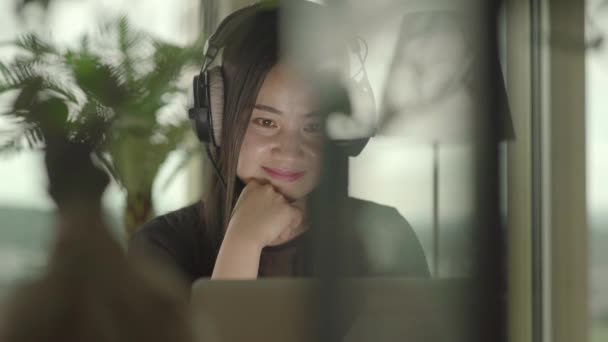Ung Asiatisk Kvinna Tittar Musik Video Laptop Hemma — Stockvideo