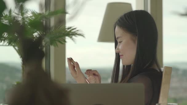 Νεαρή Ασιάτισσα Χρησιμοποιεί Κινητό Τηλέφωνο Στο Σπίτι — Αρχείο Βίντεο