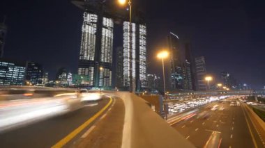 Metropolis'te gece trafiğinin havadan görünümü