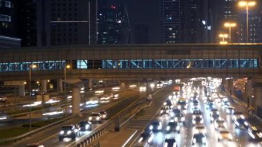 Metropolis'te gece trafiğinin havadan görünümü
