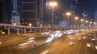 Metropolis'te gece trafiğinin havadan görünümü