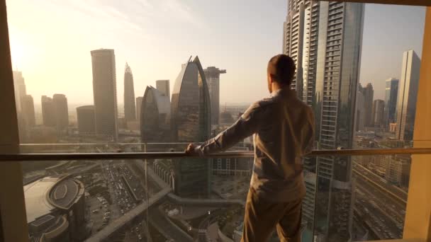 Людина Каву Дивлячись Балкона Свого Офісу — стокове відео